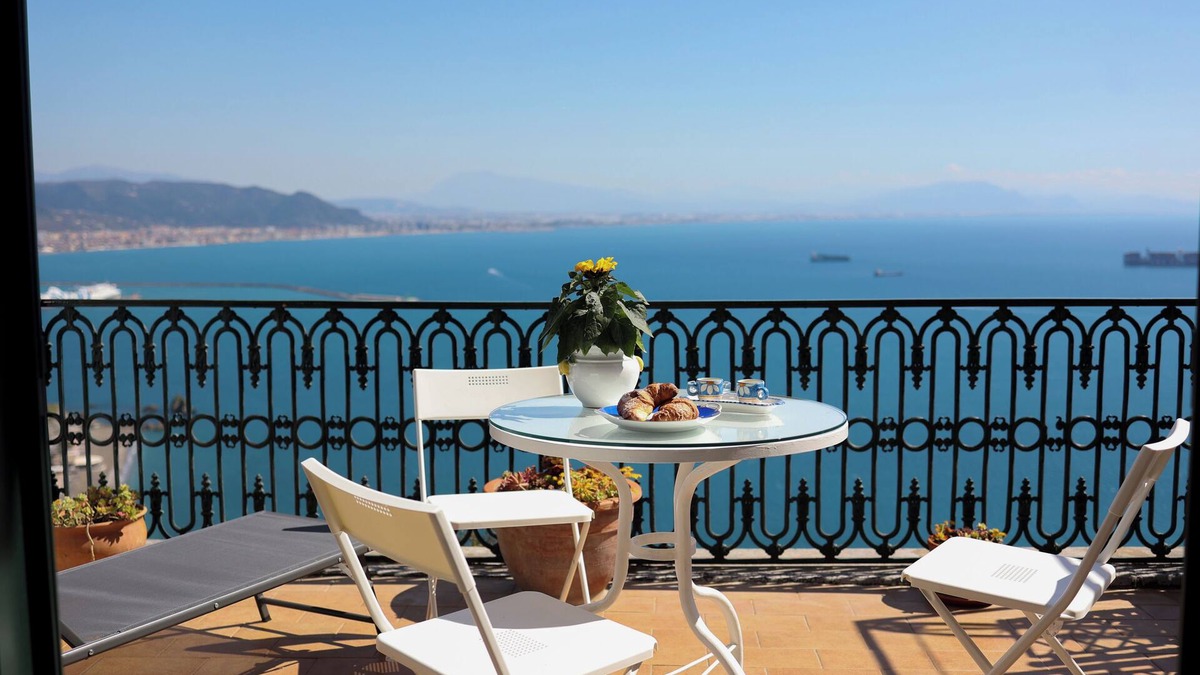 Raito Apartment | Room (Albori) Your Terrace on the Coast .