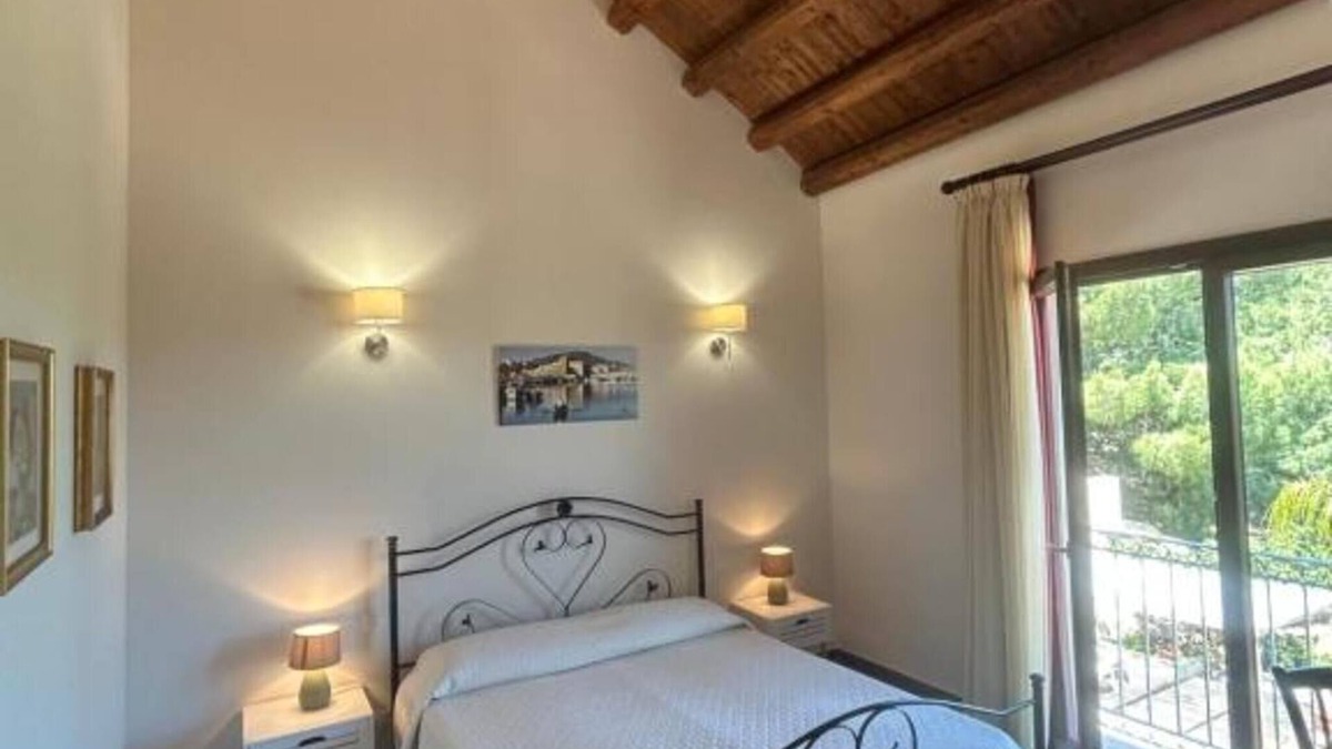 Rilievo Apartment | Room 'Anfora' with Mountain View, Wi-Fi and Air Conditioning