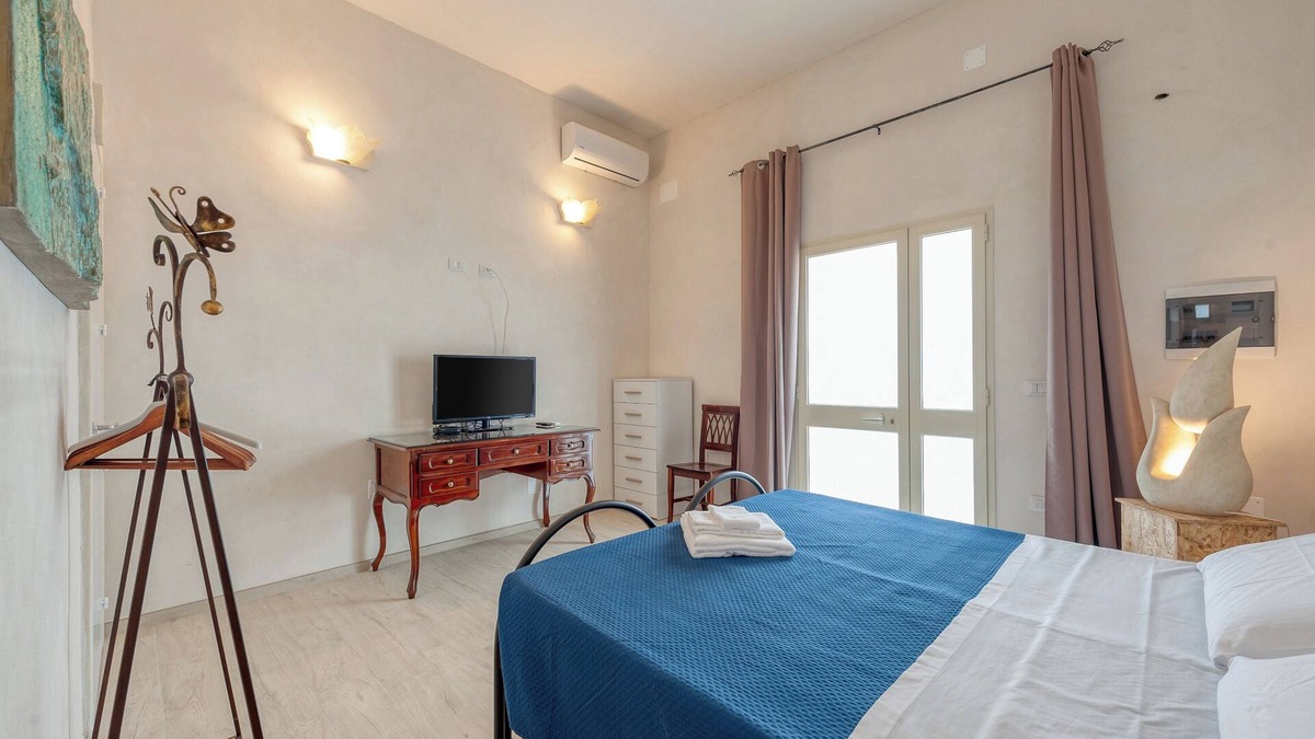 Lizzanello House | Room 'Anghelos - Piromafu' with Shared Terrace, Wi-Fi and Air Conditioning