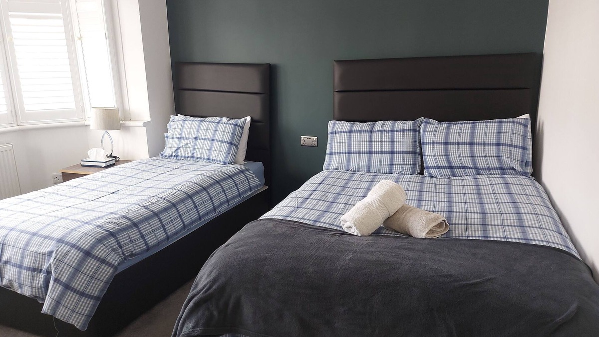 Queensbury House | Room-apple House Wembley - Family Room w