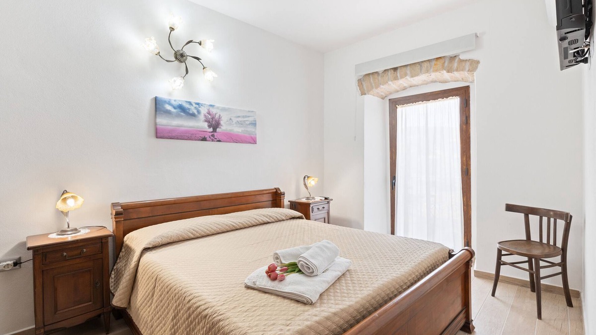 Scano di Montiferro Apartment | Room 'Calliope' with Mountain View, Wi-Fi and Air Conditioning