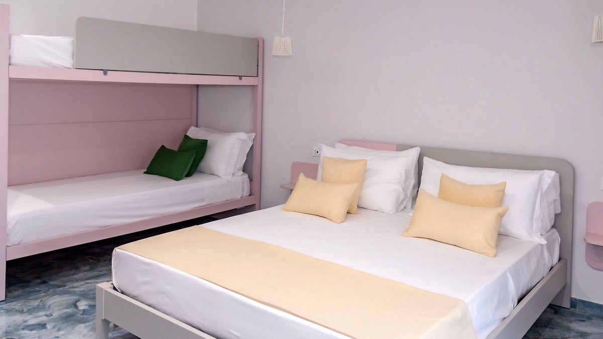 Ercolano Apartment | Room 'Camera Superior Con Balcone' with Mountain View, Wi-Fi and Air Conditioning