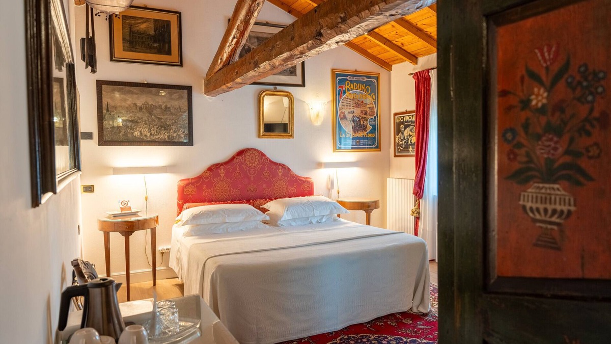 Sommacampagna Apartment | Room 'Casino Di Caccia 6' with Shared Pool, Wi-Fi and Air Conditioning