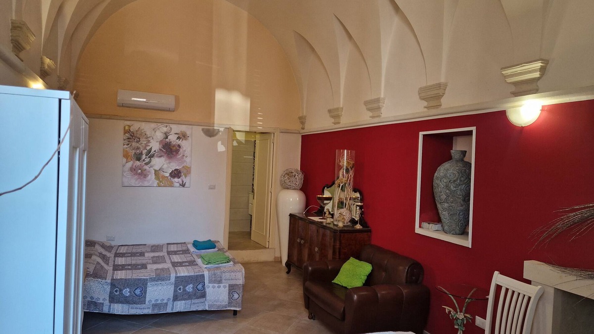 San Donato di Lecce Apartment | Room 'Ciclamino' with Shared Terrace, Wi-Fi and Air Conditioning