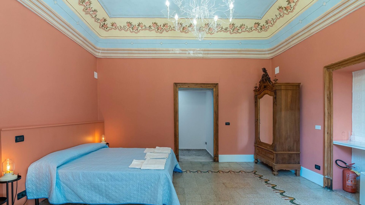 Santa Maria di Licodia Apartment | Room 'Civico 46 - Red' with Shared Terrace, Wi-Fi and Air Conditioning