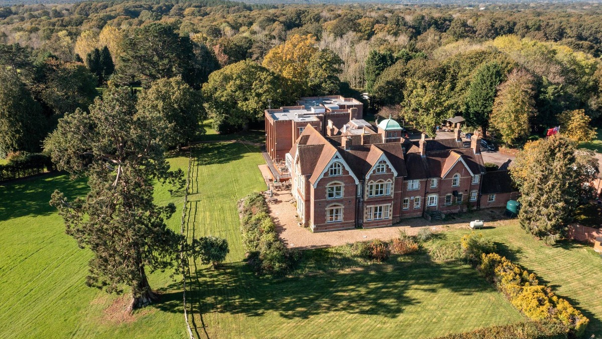 Cranleigh House | Room-comfortable and Spacious - Guest Ro