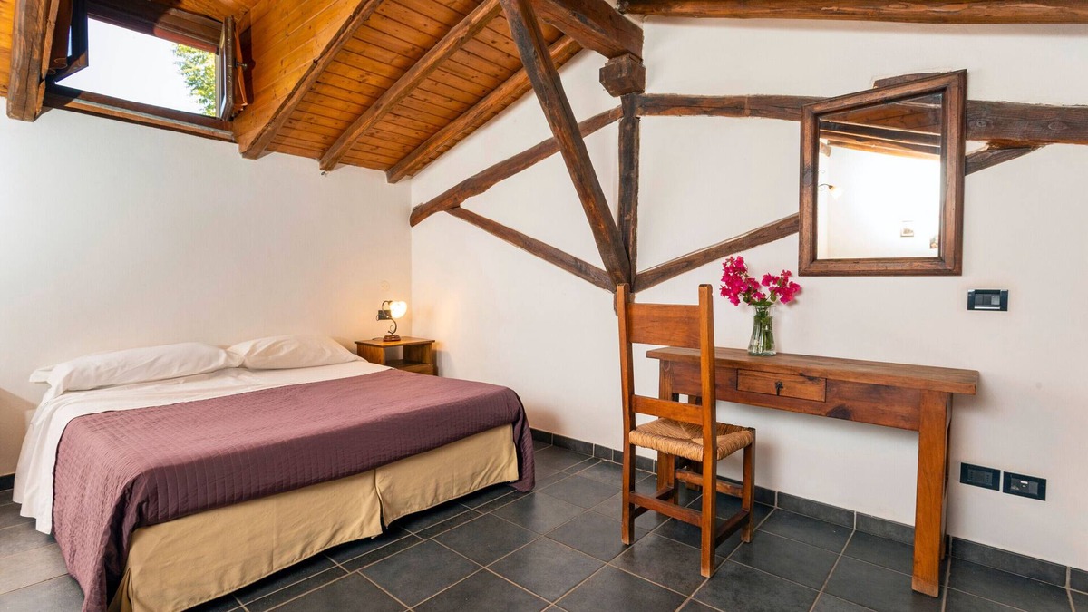 Trappitello Apartment | Room 'Cosimo' with Mountain View, Wi-Fi and Air Conditioning