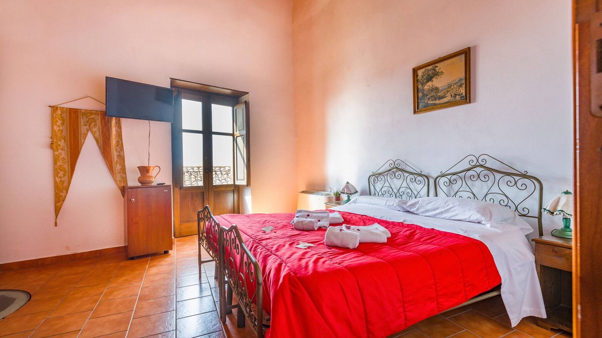 San Marco d'Alunzio Apartment | Room 'Dello Acatapano' with Balcony