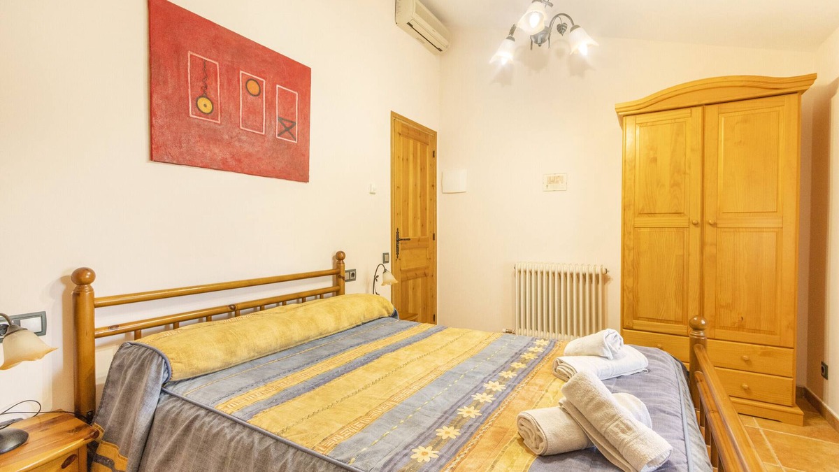 Gavet de la Conca Apartment | Room 'Double 2' Casa Roca-Sant Martí de Barcedana with Wi-Fi and Air Conditioning.