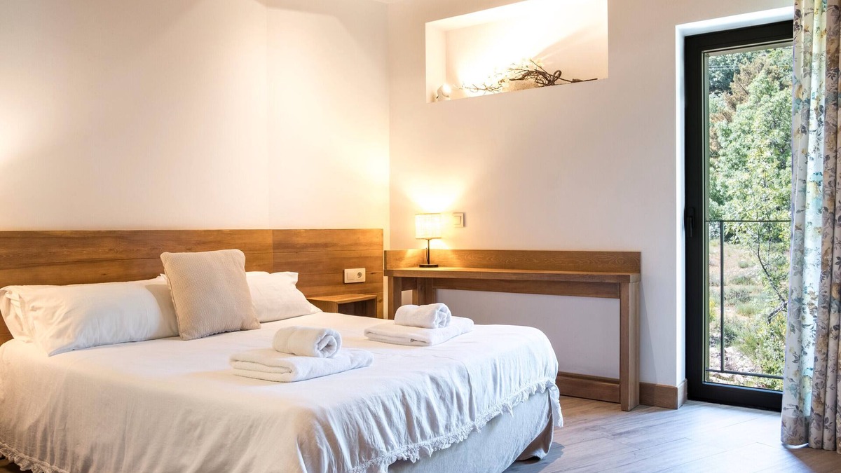 San Juan de Gredos Apartment | Room 'Doble Superior El Duque Chimenea' with Mountain View, Shared Terrace and Wi-Fi