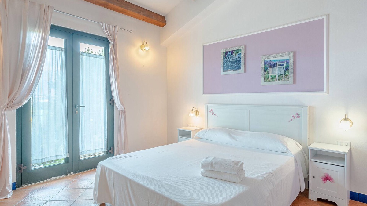 Syracuse Apartment | Room 'Donna Fugata R4' with Shared Pool, Wi-Fi and Air Conditioning