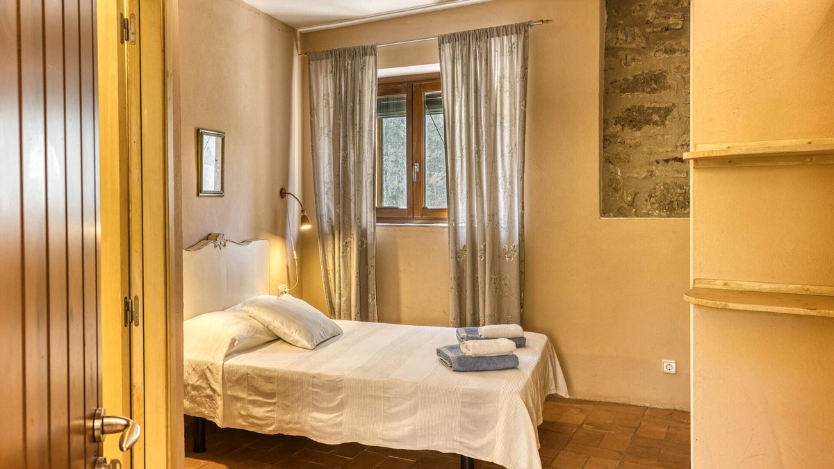 Borrassa Apartment | Room 'Donzell' with Shared Pool, Wi-Fi and Air Conditioning