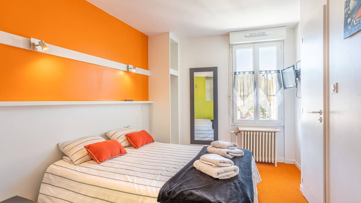 Saint-Vincent-Sterlanges Apartment | Room 'Double - No.08' with Wi-Fi