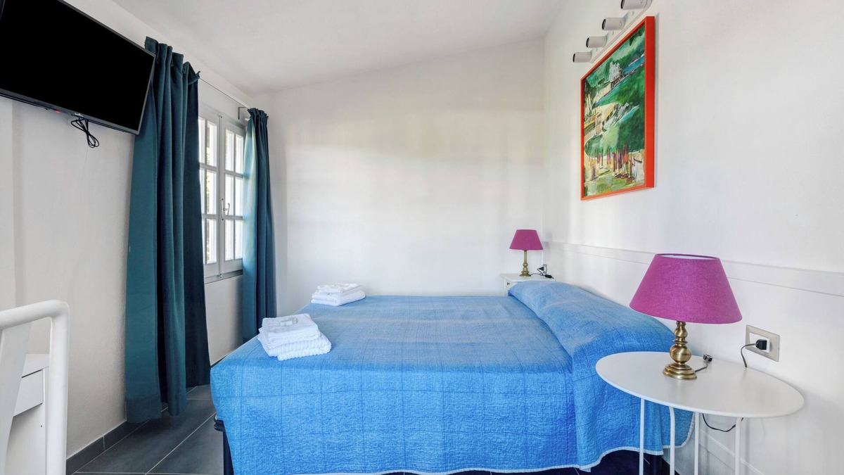 Rocchetta di Vara Apartment | Room 'Economy Matrimoniale/Doppia Con Letti Singoli' with Mountain View, Wi-Fi and Air Conditioning