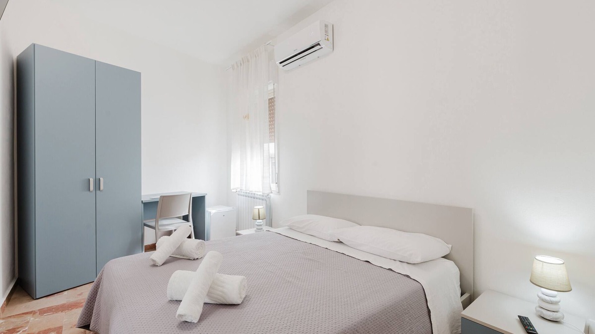 Giuliana Apartment | Room 'Eleonora D'Aragona' with Mountain View, Wi-Fi, and Air Conditioning