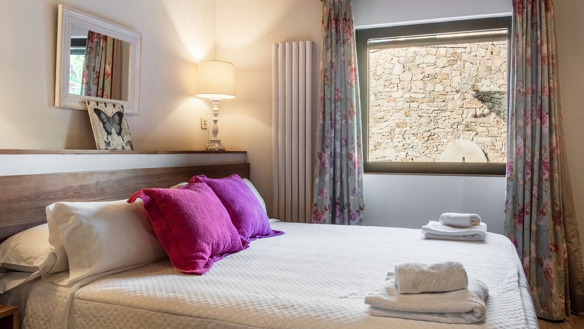 San Juan de Gredos Apartment | Room 'Esmeralda Chimenea' with Mountain View, Shared Terrace and Wi-Fi