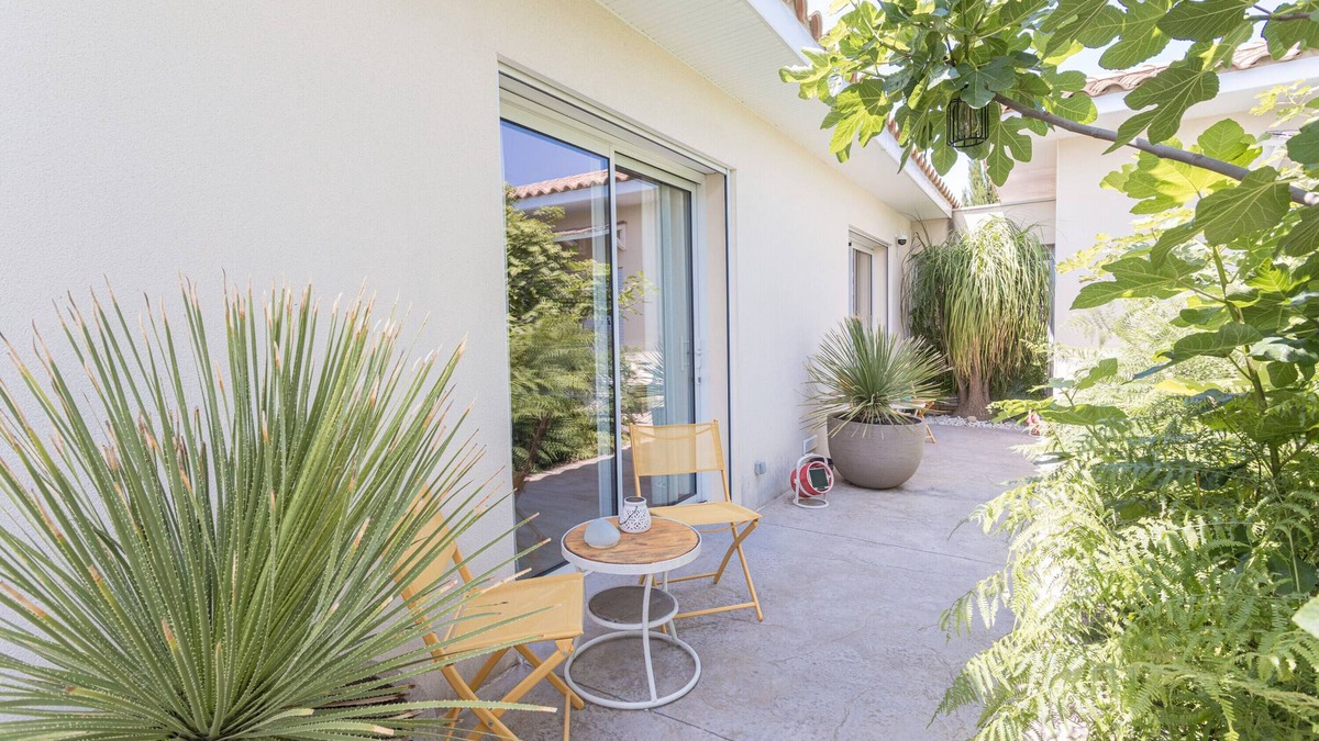 Saint-Nazaire Apartment | Room 'Esprit Du Soleil' with Shared Pool, Wi-Fi and Air Conditioning