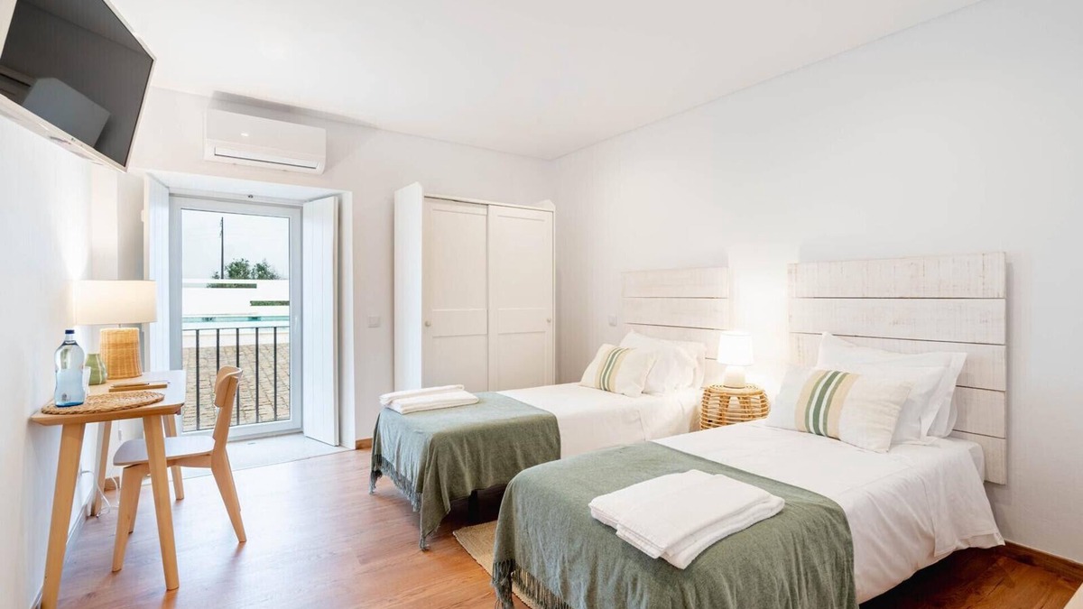 Fortios Apartment | Room 'Familiar' with Shared Pool, Wi-Fi and Air Conditioning