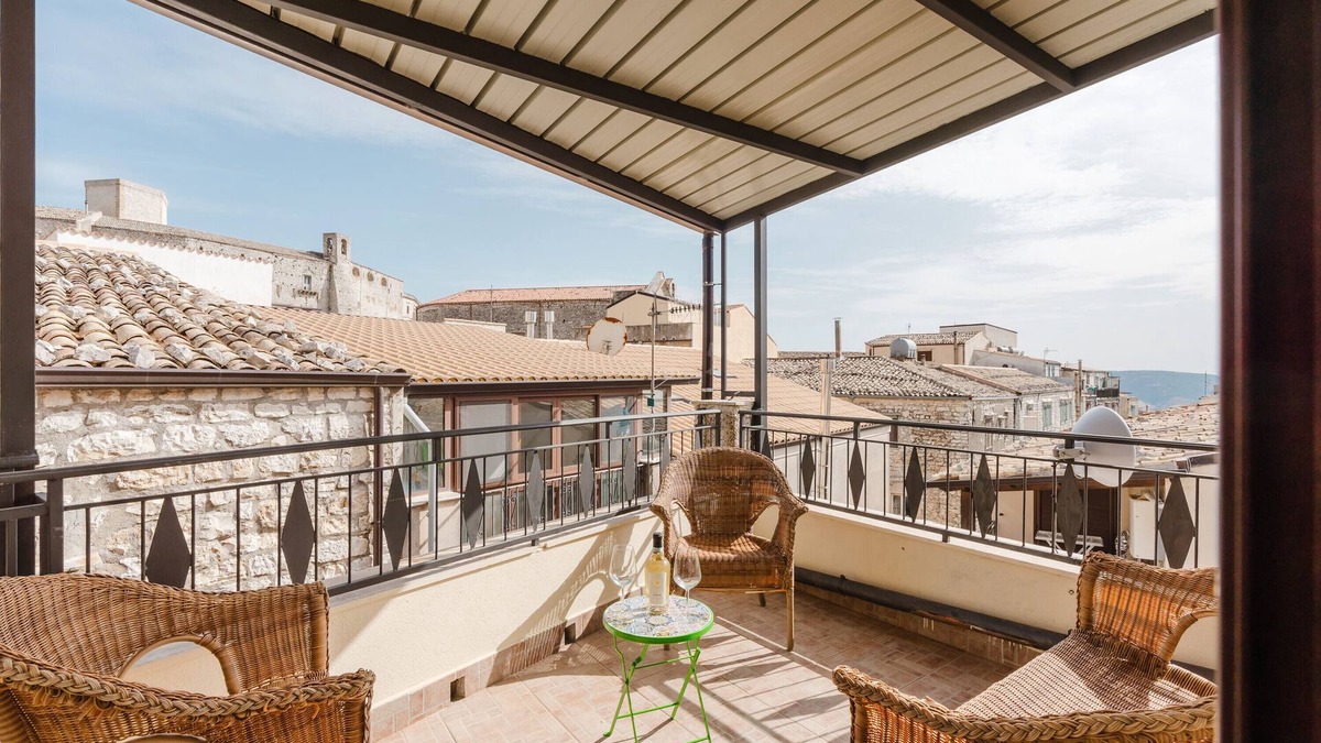 Giuliana Apartment | Room 'Federico 2°' with Mountain View, Wi-Fi and Air Conditioning
