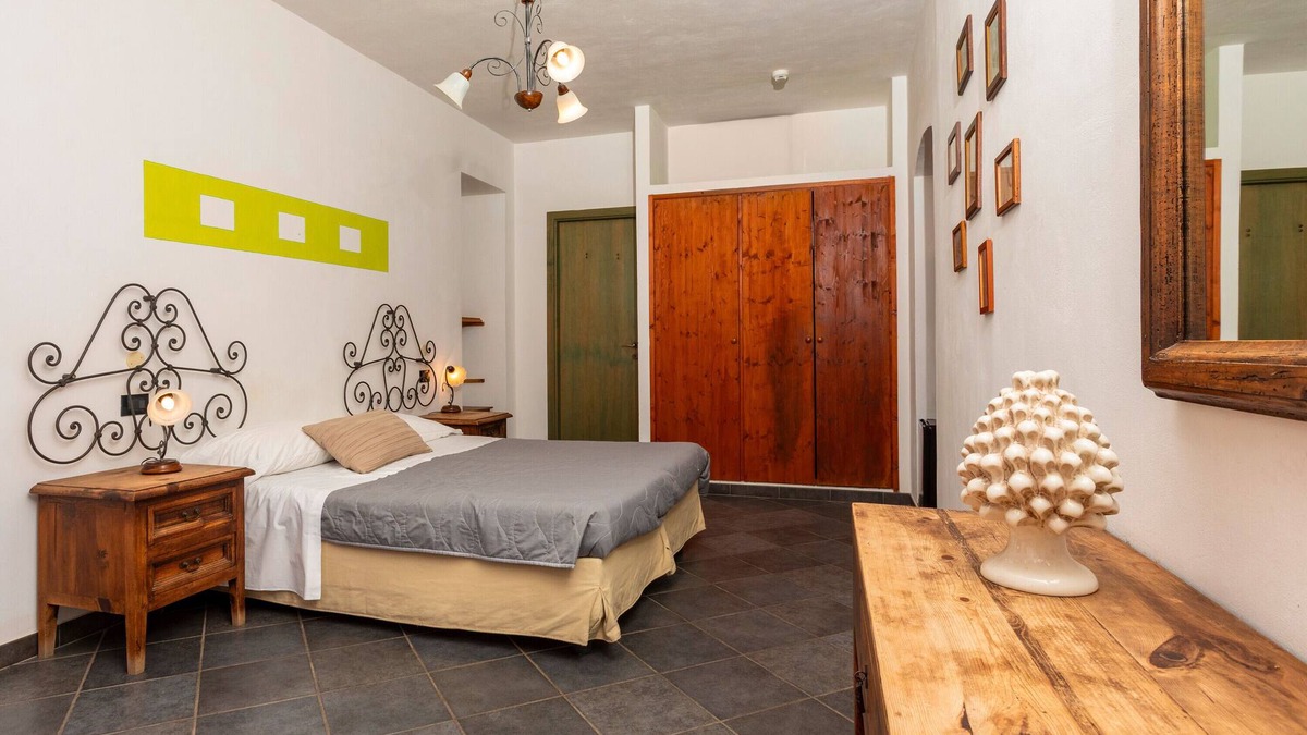Trappitello Apartment | Room 'Filumena' with Mountain View, Wi-Fi and Air Conditioning