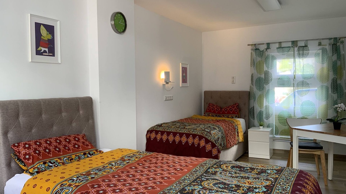 Weiterstadt Bed & Breakfast | Room for fitters 18sqm two box-spring beds 100x200 and 90x200