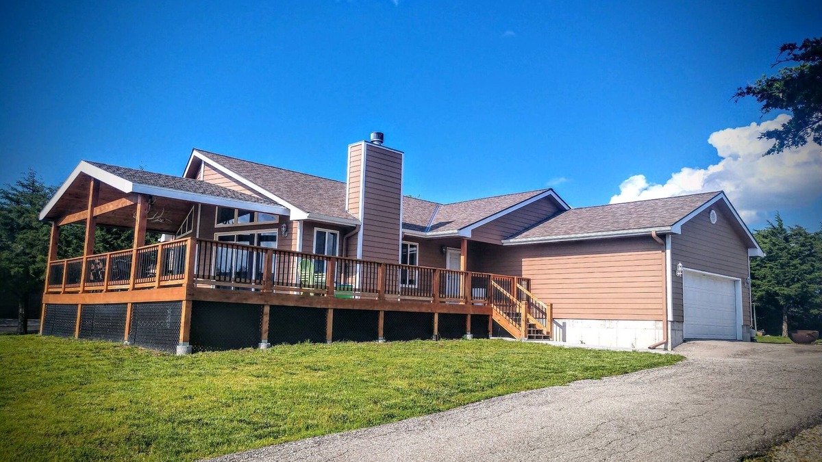 Milford House | Room for large family at Milford Lake, Kansas