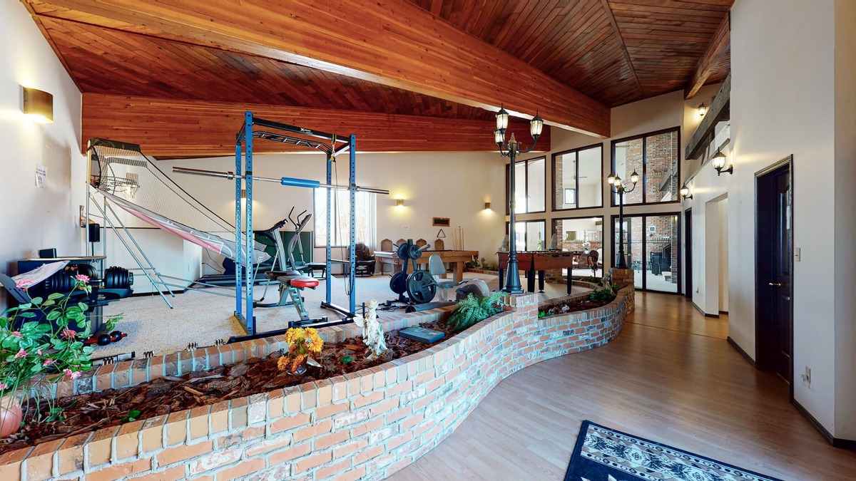 Legal House | room for rent in 8100 sq ft mansion in country