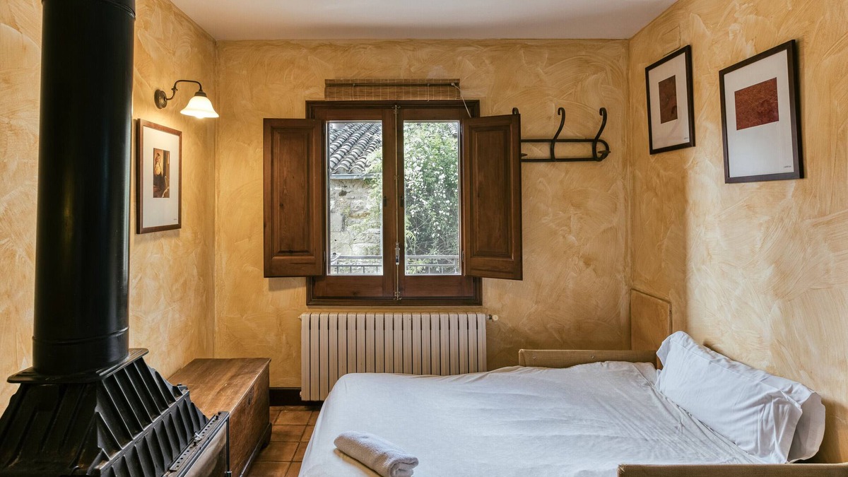 Pujals dels Pagesos Apartment | Room 'Garbi' with Shared Pool, Wi-Fi and Air Conditioning