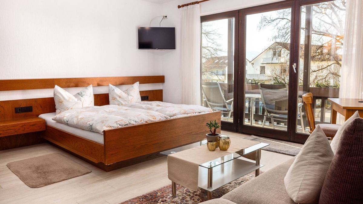 Ludwigshafen Apartment | Room 'Gästezimmer 2' with Balcony and Wi-Fi