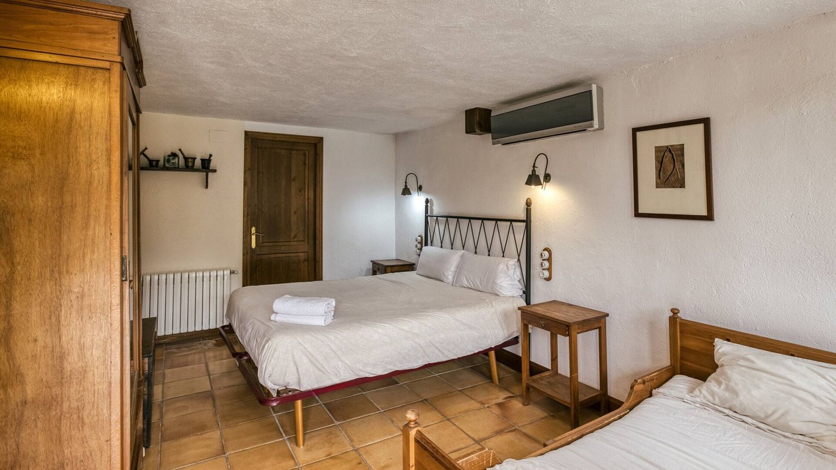 Pujals dels Pagesos Apartment | Room 'Gregal' with Shared Pool, Wi-Fi and Air Conditioning