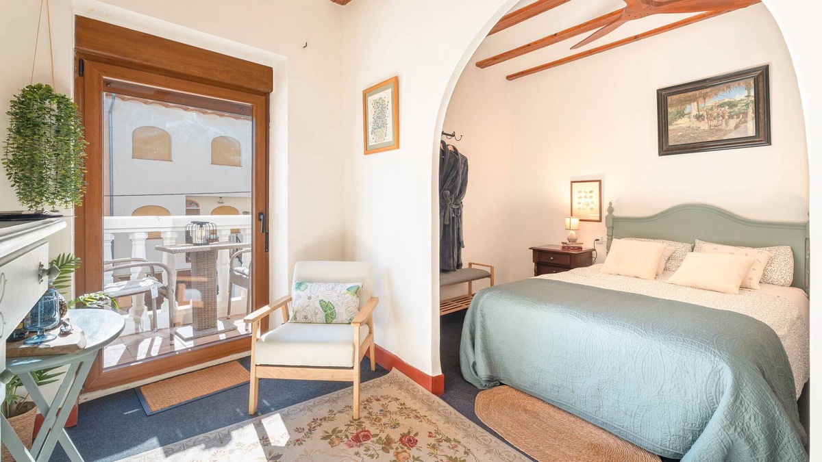 Alcublas Apartment | Room 'Habitacion 1A' with Shared Pool, Private Garden and Wi-Fi