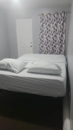 Queens House | Room in a Beach House with Queen bed in a landlord hosted three bedroom apartment