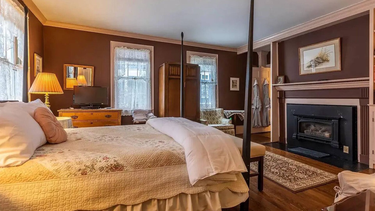 Chester Bed & Breakfast | Room in Historic Inn! 20 Minutes to Okemo!