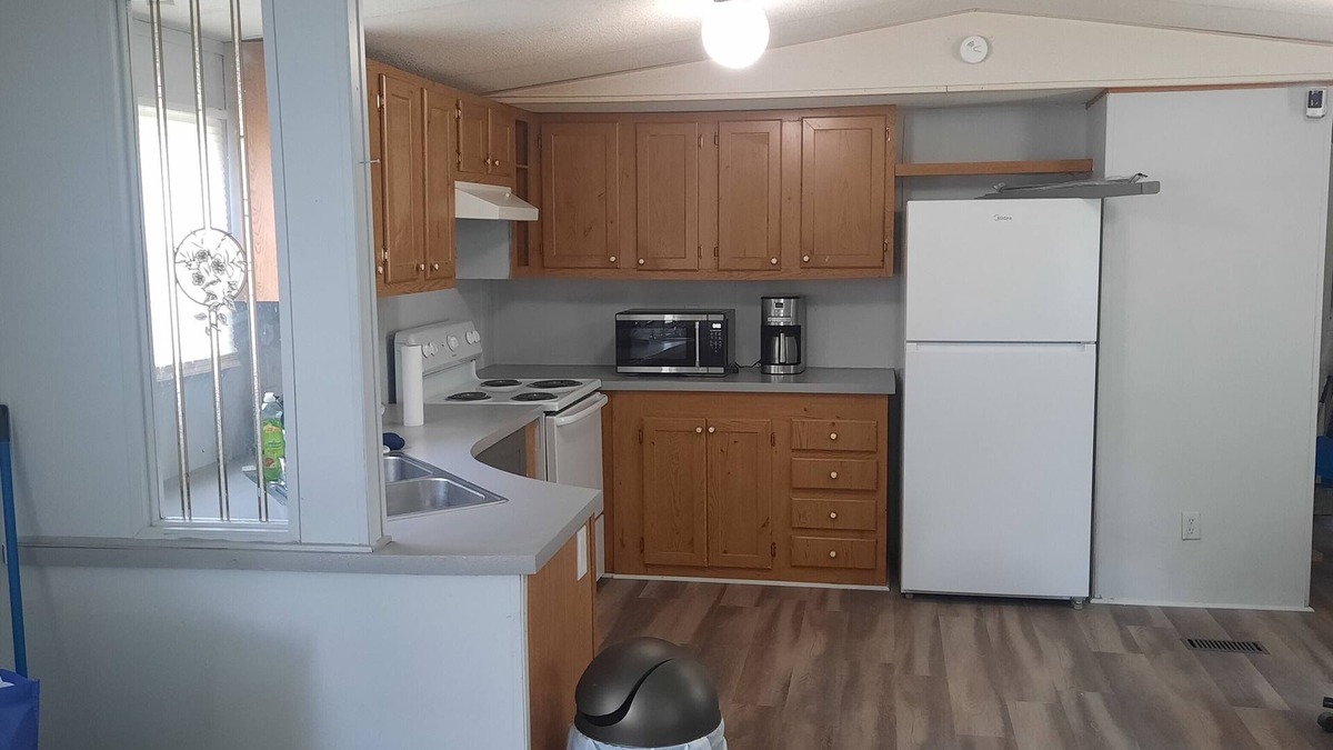 Stanton House | Room in mobile home with WiFi, AC, free washer & dryer. 5 miles from Blue Oval