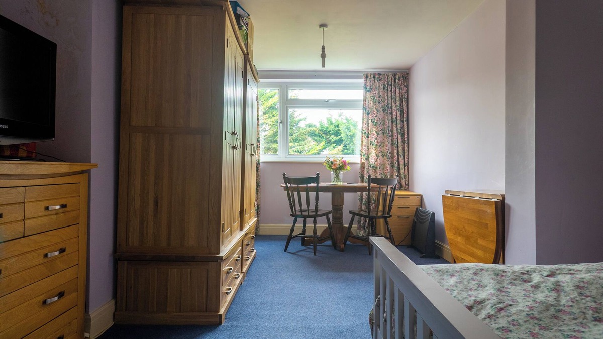 Nonsuch House | Room in shared house in leafy suburban road. London Zone 4
