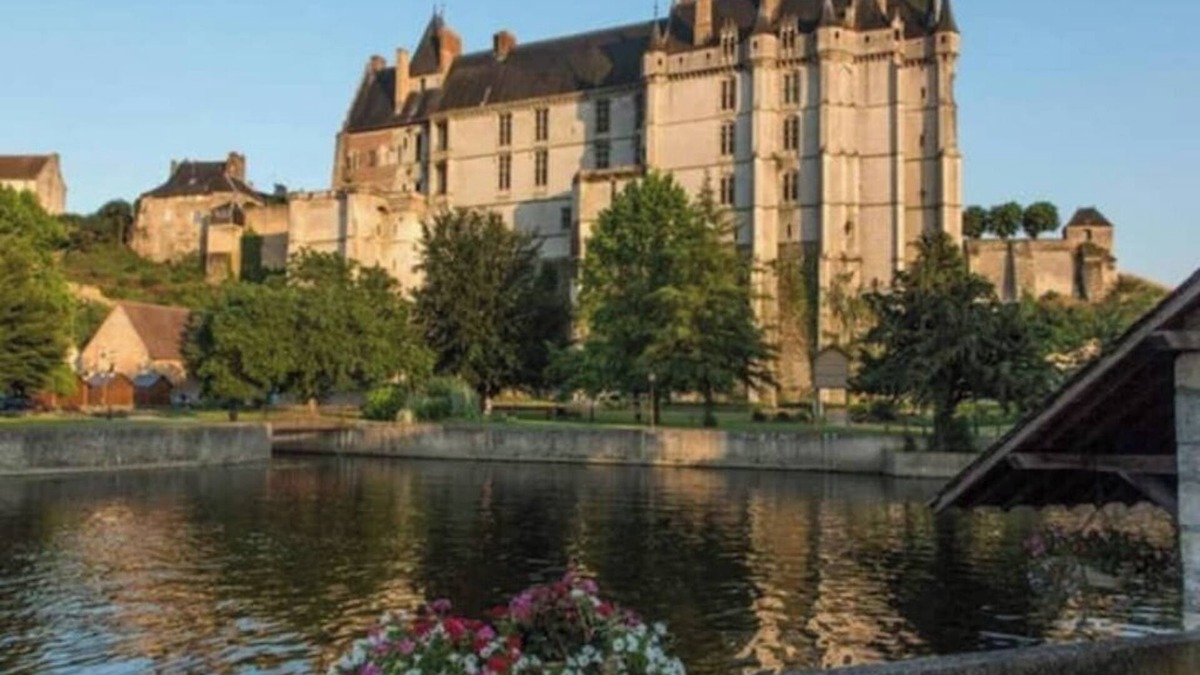 Saint-Denis-les-Ponts Bed & Breakfast | Room in villa with pool