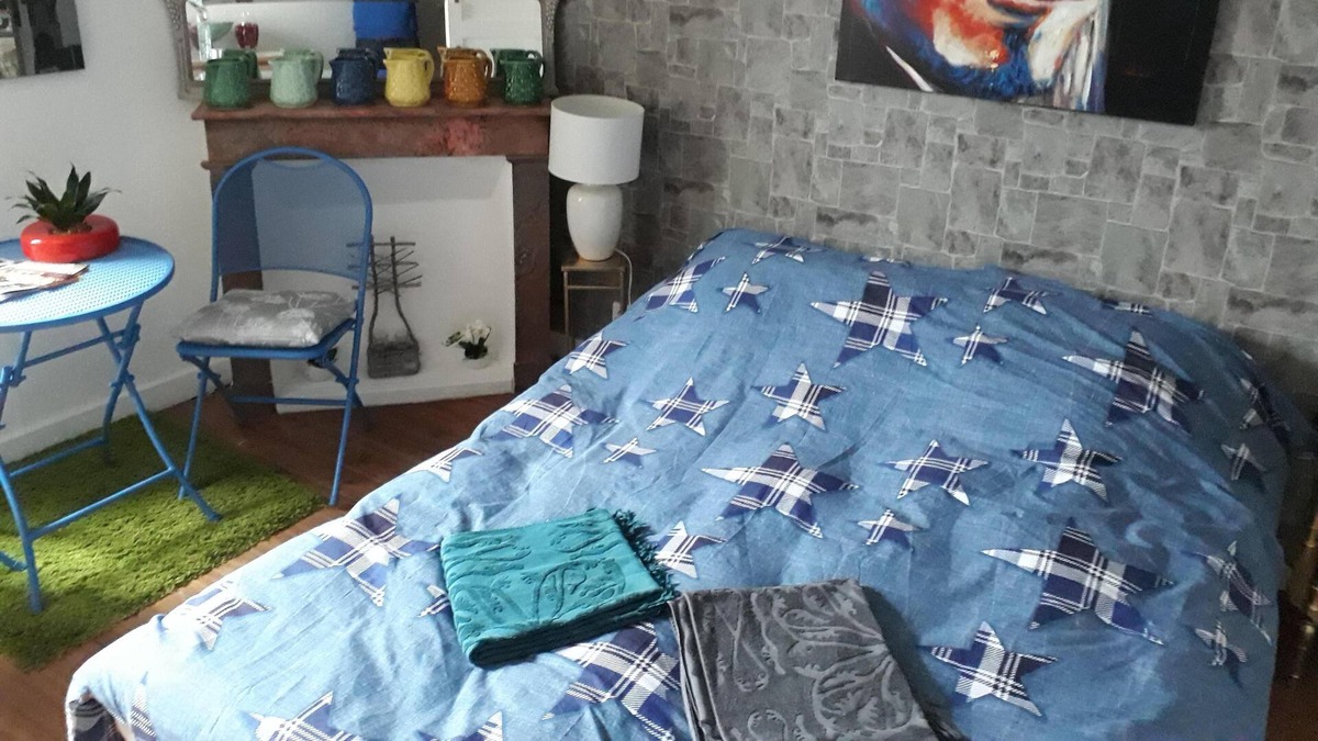 Pellegrue House | Room in village house