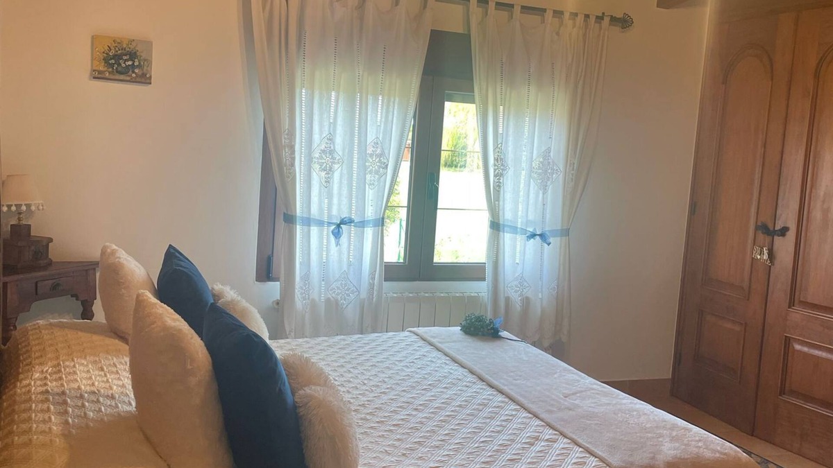 Marina de Cudeyo Apartment | Room 'Jazmín' with Mountain View, Shared Terrace and Wi-Fi