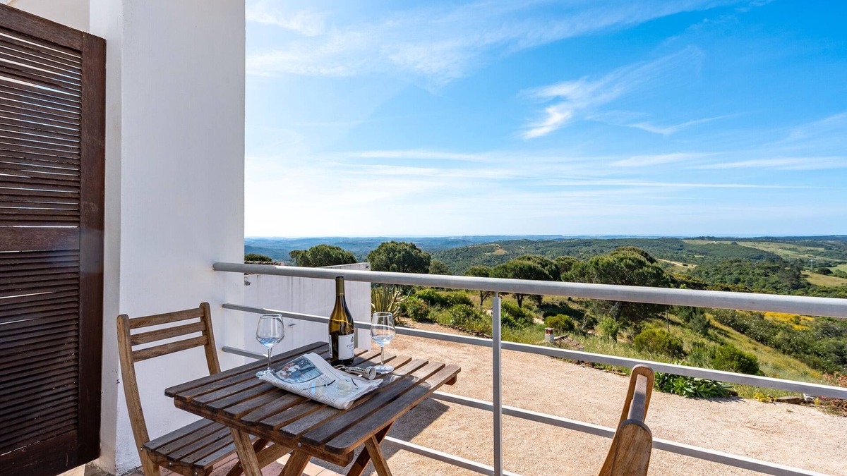 Aljezur Apartment | Room 'Julho' with Sea View, Shared Pool and Wi-Fi