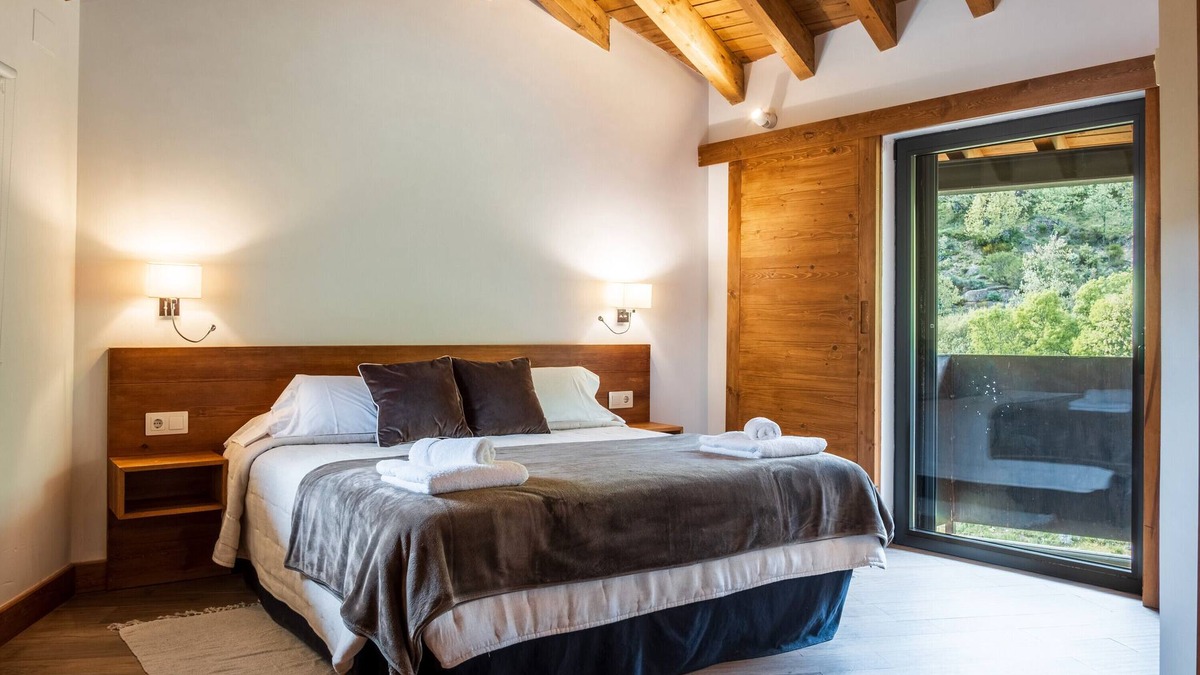 San Juan de Gredos Apartment | Room 'Junior Suite Almanzor' with Mountain View, Private Terrace and Wi-Fi
