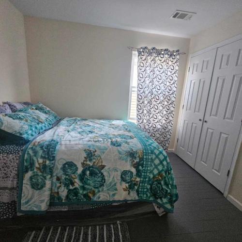 Newark House | Room K Divine Villa and Resorts 5mins to EWR Airport and 4mins to Penn Station Newark, New York