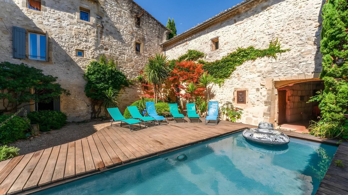 Collias Apartment | Room La Fayette with shared swimming pool, Wi-Fi and air conditioning