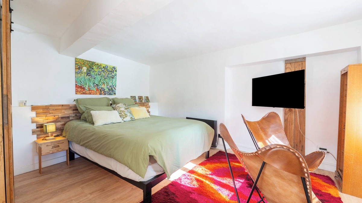 Navette Apartment | Room 'La Meule' with Mountain View, Shared Pool and Wi-Fi