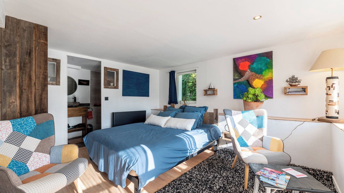 Navette Apartment | Room 'La Roue' with Mountain View, Shared Pool and Wi-Fi