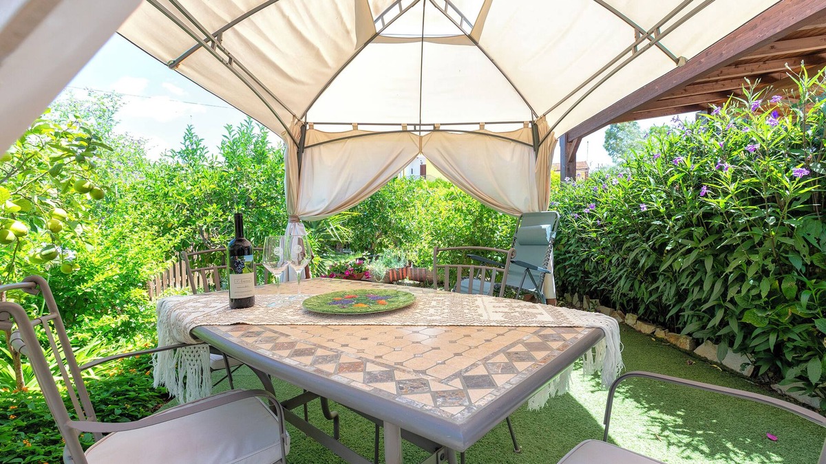 Santa Maria Coghinas Apartment | Room 'Lavanda' with Shared Terrace, Wi-Fi and Air Conditioning