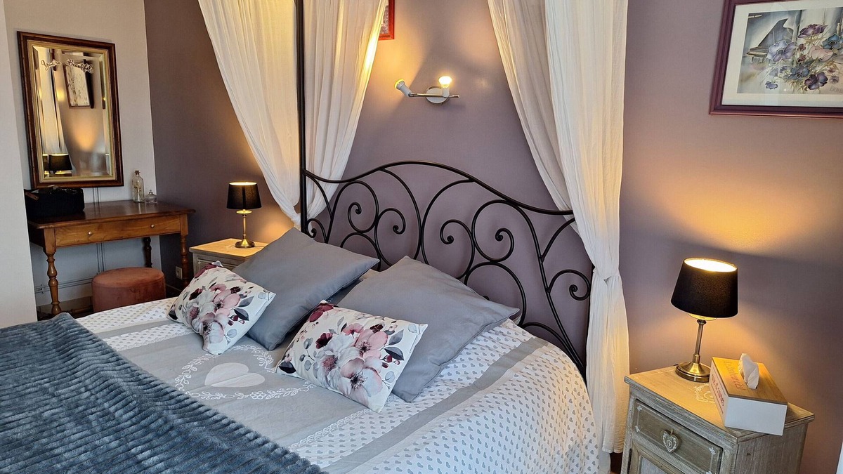 Fye Apartment | Room 'Le Meslay N°2 - Room for 2 People' with Shared Terrace, Shared Garden and Wi-Fi