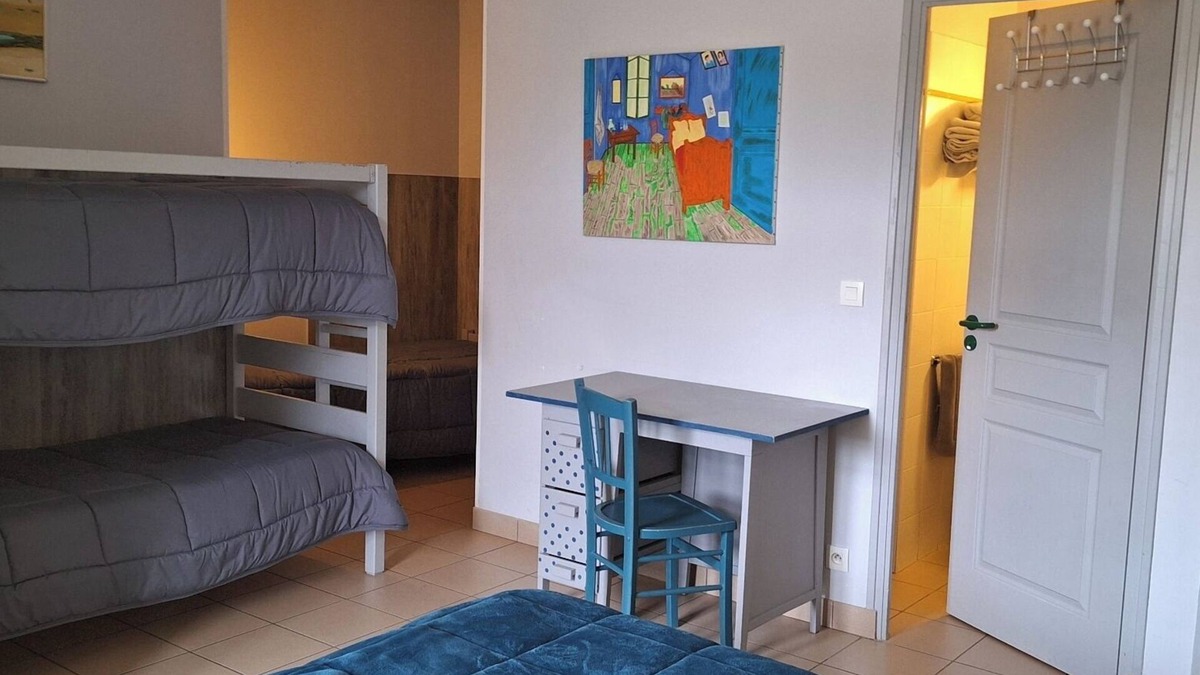 Fye Apartment | Room 'Le Meslay N°3 - Room for 5 People' with Shared Terrace, Shared Garden and Wi-Fi