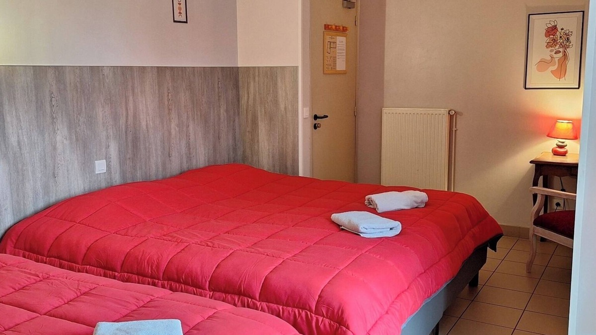 Fye Apartment | Room 'Le Meslay N°8 - Chambre 3 Pers' with Shared Terrace, Shared Garden and Wi-Fi