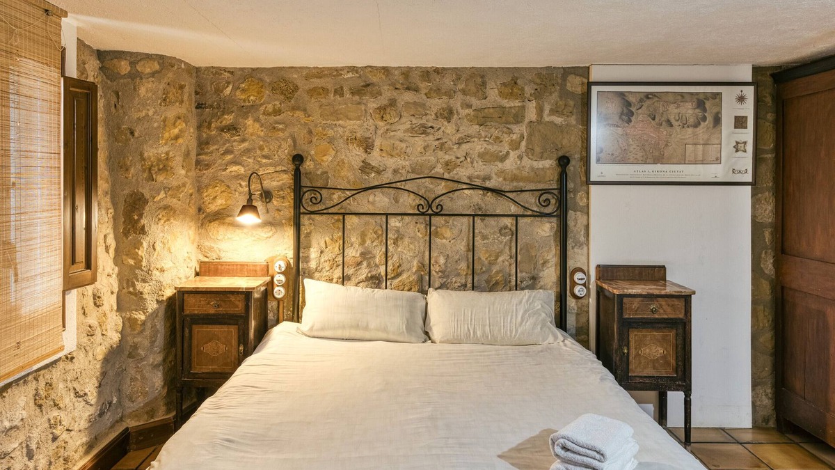 Pujals dels Pagesos Apartment | Room 'Llebeix' with Shared Pool, Wi-Fi and Air Conditioning