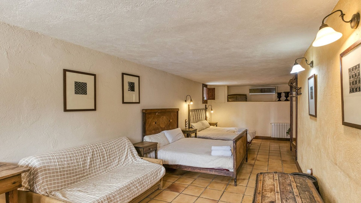 Pujals dels Pagesos Apartment | Room 'Llevant' with Shared Pool, Wi-Fi and Air Conditioning